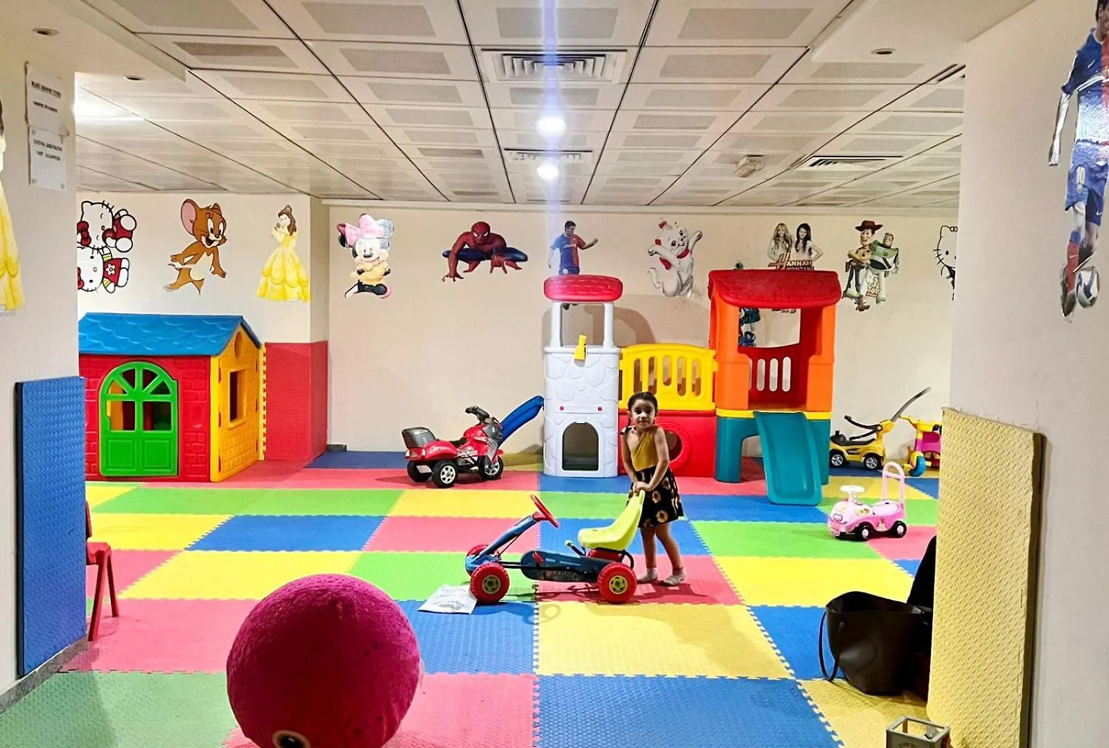 Atelier Partition Room In Tecom Near Internet City Metro Dubai